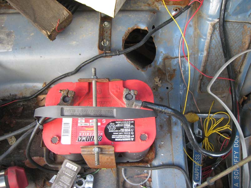 Illustration for article titled Junked BMW E30s Provide Cheap, Easy Way To Trunk-Mount Your Battery